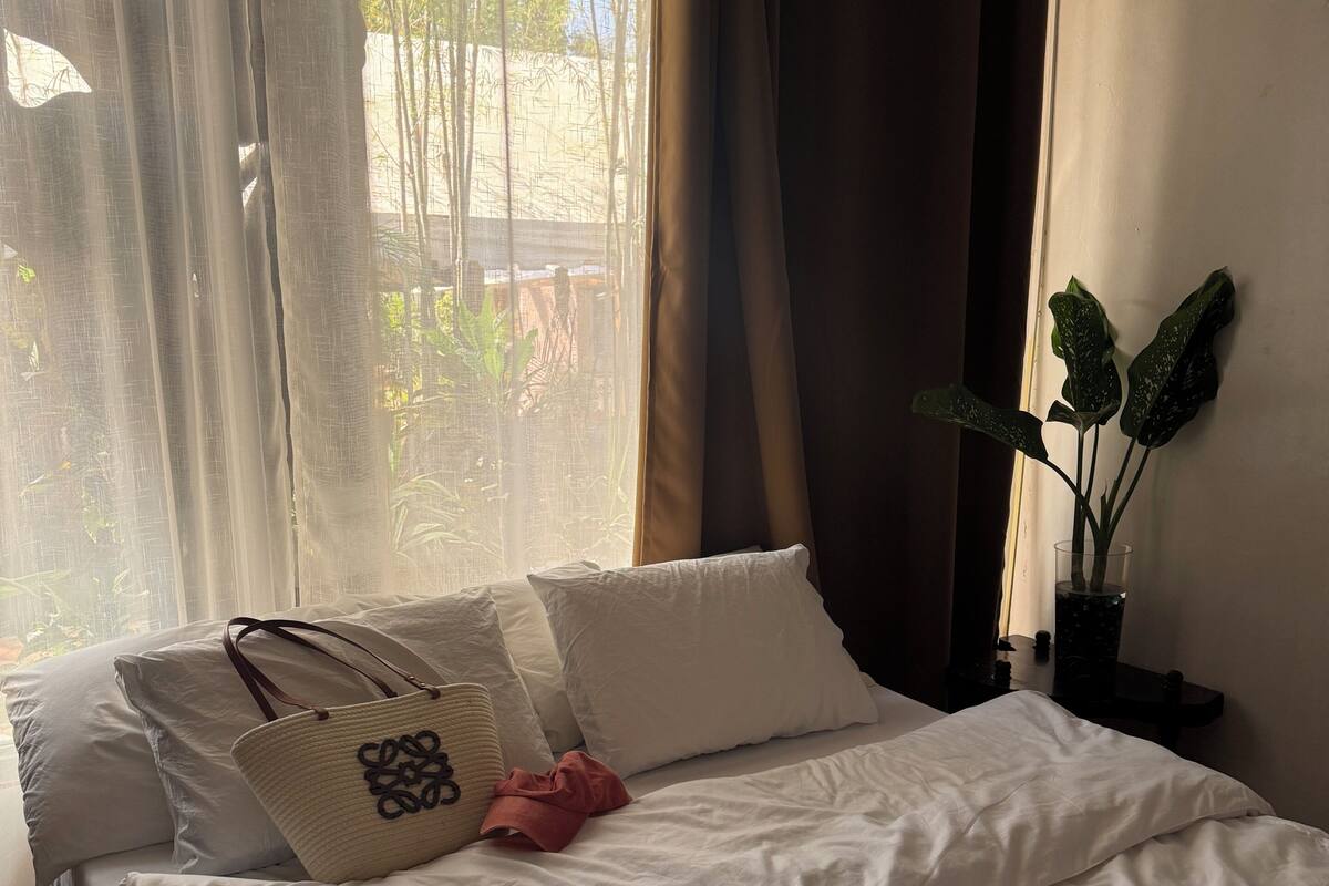 Deluxe Room | Minibar, in-room safe, desk, blackout drapes