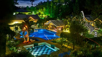Piscine extérieure, parasols de plage, chaises longues