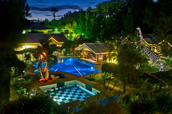 Una piscina al aire libre (de 08:00 a 21:00), sombrillas, tumbonas