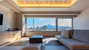 Una sala de estar moderna con un sofá, una mesa de centro y vistas a la montaña.