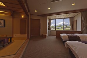 【本館】ユニバーサルデザイン和洋室 喫煙（富士山側） | バスルーム | バスアメニティ (無料)、スリッパ、洗浄機付トイレ、タオル