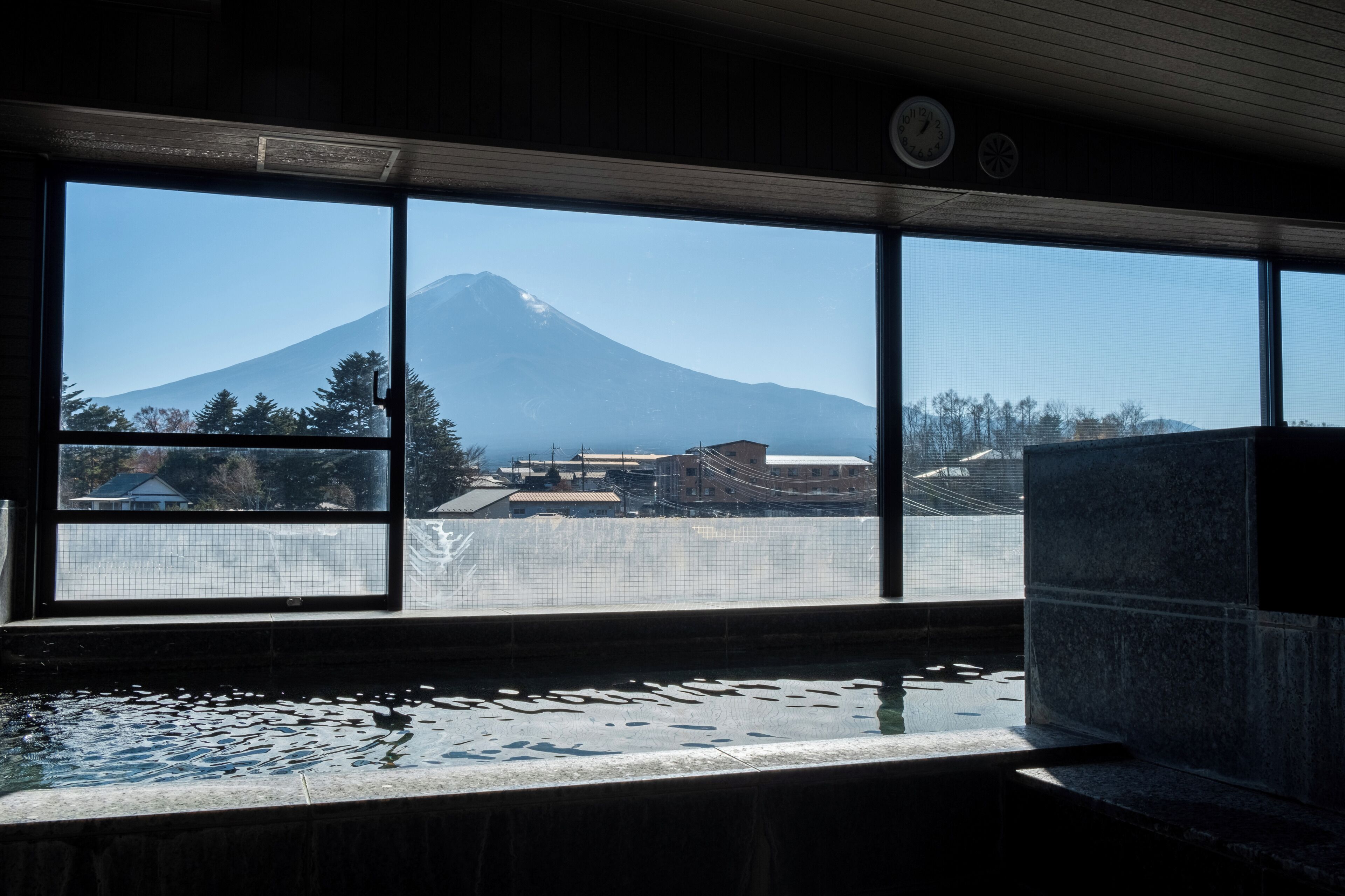 Ein Zimmer mit einem großen Fenster und Blick auf einen Berg.