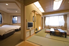 Japanese Western Room with Open Air Bath, Smoking, Mt. Fuji View (Main Build.) - Oike Hotel: A Hot Spring Inn with Views of Mt. Fuji (Fujikawaguchiko)