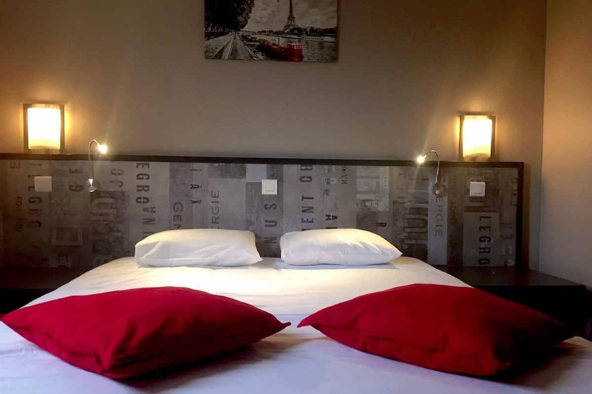 In-room safe, soundproofing, iron/ironing board, free WiFi