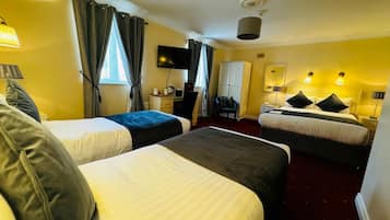 Standard-Vierbettzimmer, Mehrere Betten, mit Bad | 1 Schlafzimmer, hochwertige Bettwaren, Daunenbettdecken, Zimmersafe