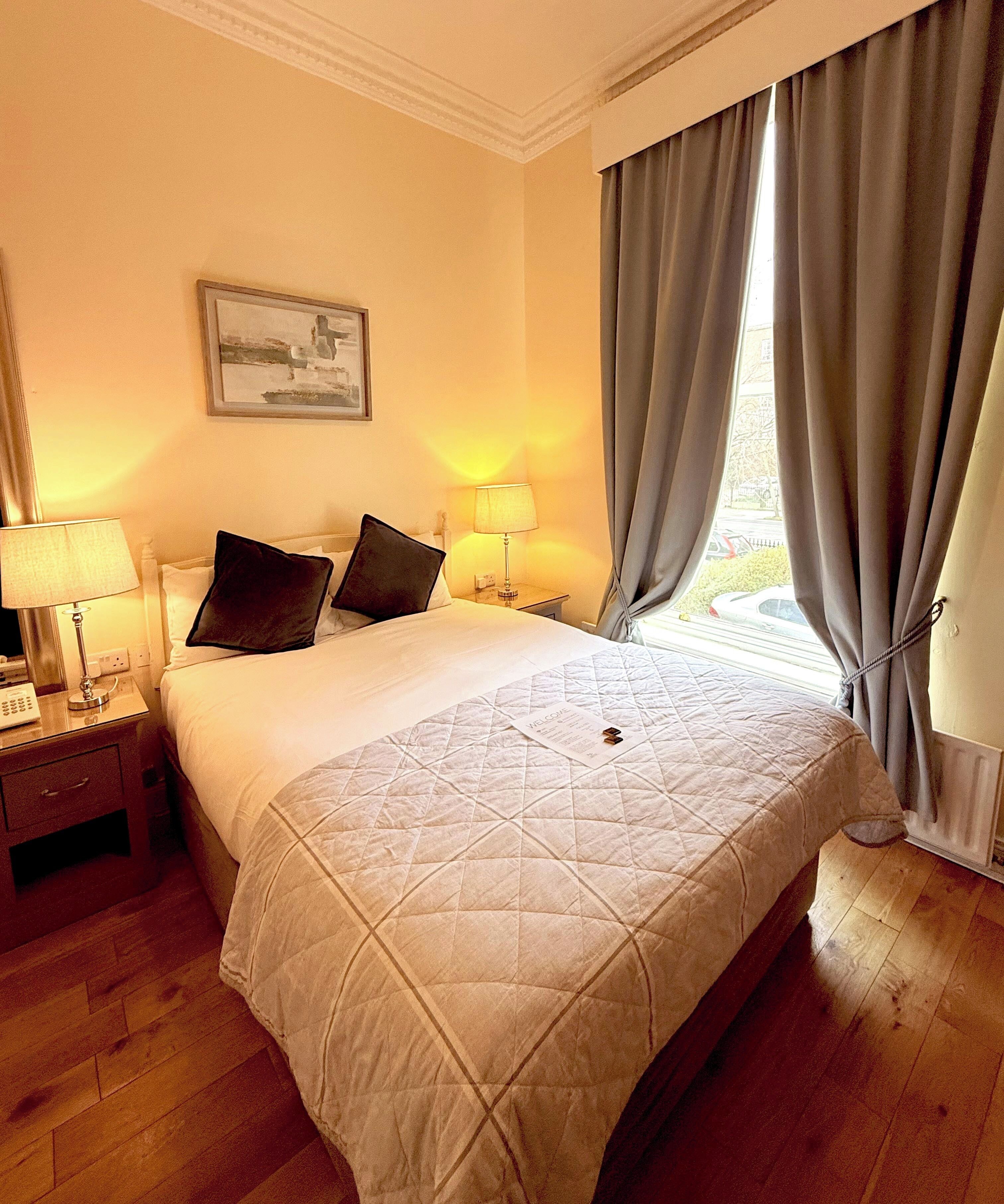 Roupas de cama premium, edredons de pluma, cofres nos quartos