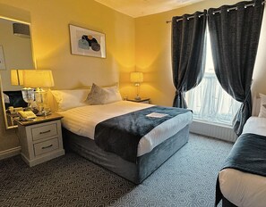 Premium bedding, down comforters, in-room safe, desk - Waterloo Lodge (Dublin)