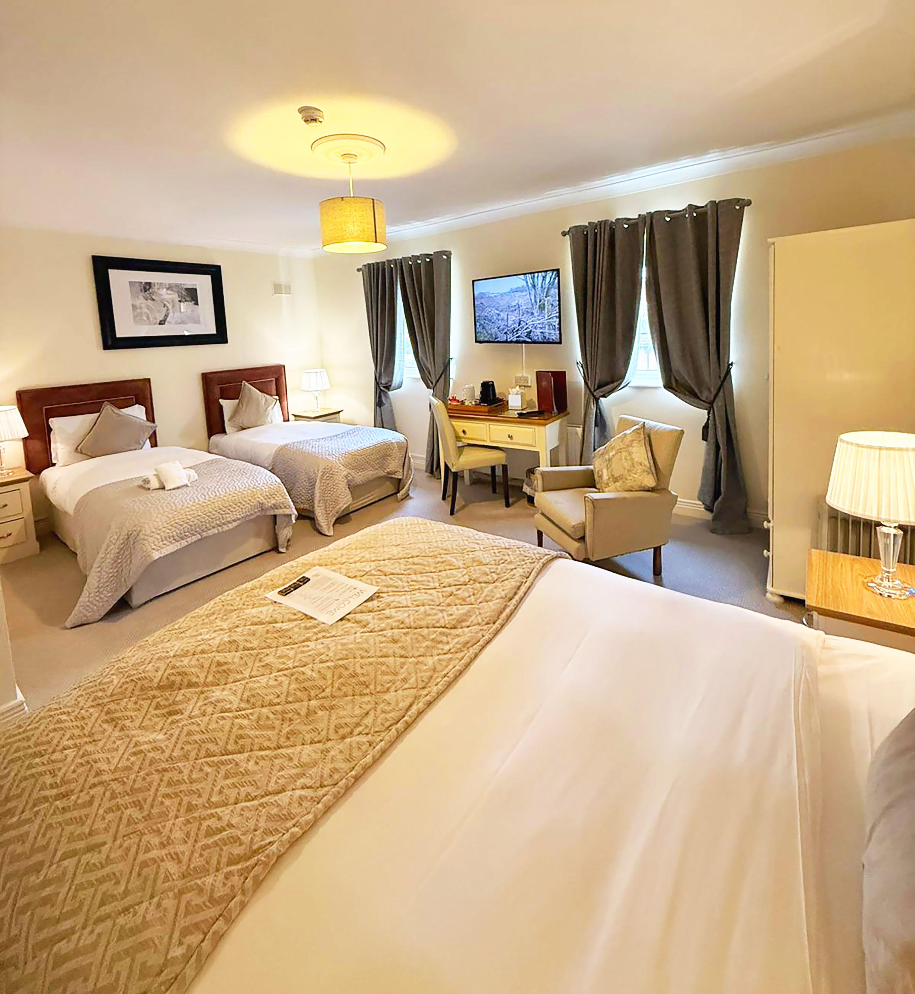 Hochwertige Bettwaren, Daunenbettdecken, Zimmersafe, Schreibtisch