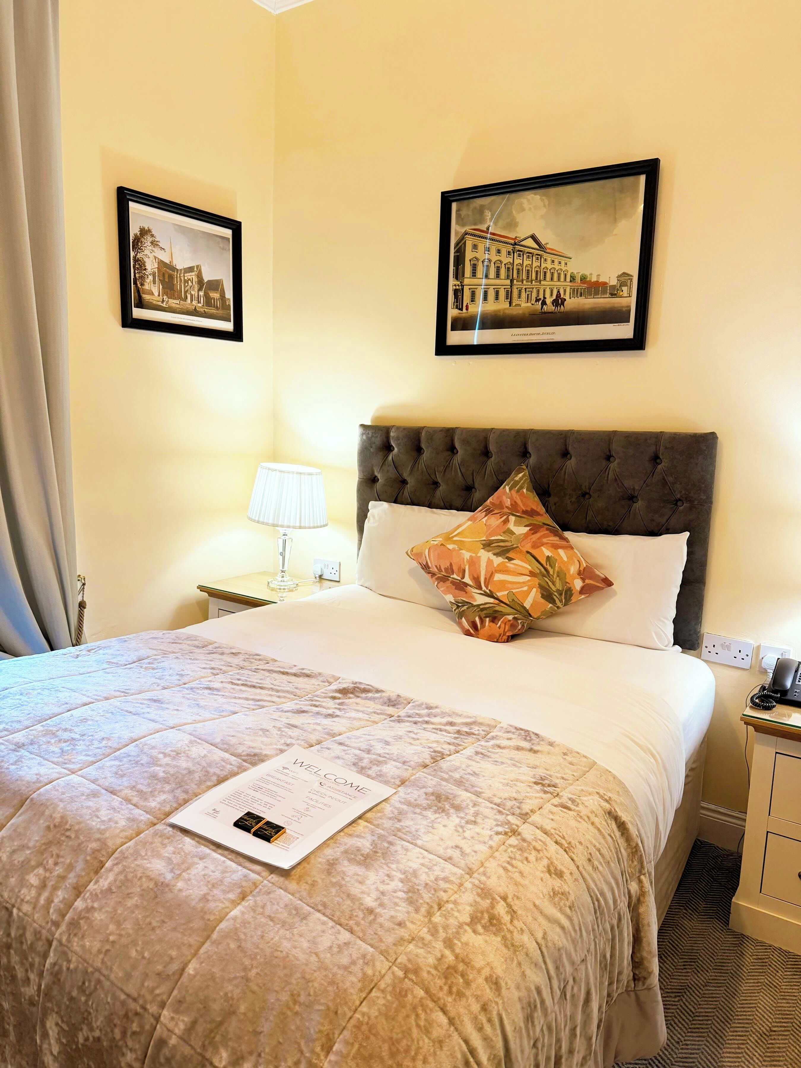 Premium-sengetøj, dundyner, pengeskab på værelset, skrivebord