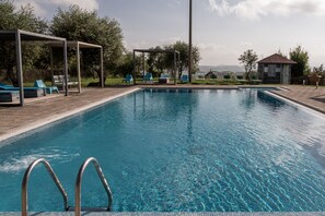 Piscina a l'aire lliure (horari: 08:00-20:00), para-sols i gandules 