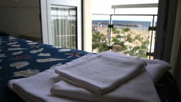 Doppel- oder Zweibettzimmer, Meerblick | Minibar, Zimmersafe, individuell dekoriert, individuell eingerichtet