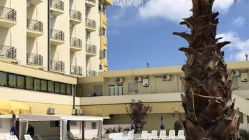 AuĂenpool (je nach Saison geöffnet), Cabañas (kostenlos), Sonnenschirme