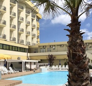 Seasonal outdoor pool, free cabanas, pool umbrellas - Hotel Milanese (Rimini)