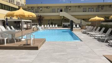 Piscine extérieure, chaises longues
