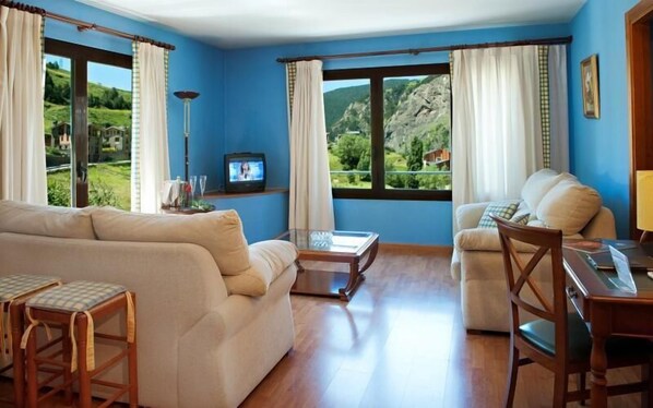 Apartamento, 1 quarto | Sala de estar | TV de tela plana