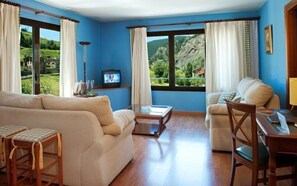 Apartamento, 1 quarto | Sala de estar | TV de tela plana