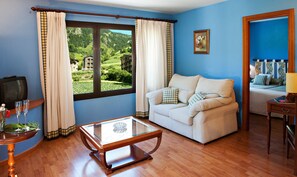 Apartamento, 1 quarto | Sala de estar | TV de tela plana