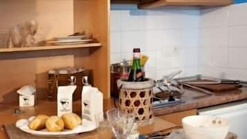 Appartement, 1 chambre | Cuisine privée | Grand réfrigérateur, micro-ondes, four, plaque de cuisson