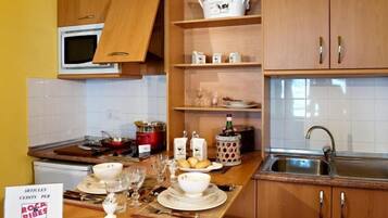 Apartment, 1 Bedroom | Private kitchen | Full-size fridge, microwave, oven, stovetop
