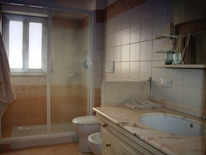 Classic Double Room | Bathroom | Shower, rainfall showerhead, free toiletries, hair dryer
