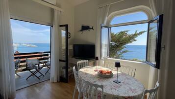Dúplex Deluxe, vista al mar | Área de sala de estar | Televisión de pantalla plana