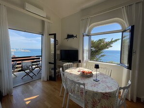 Appartement Duplex Deluxe, vue mer | Coin séjour | Télévision à écran plat