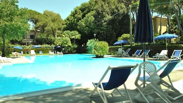 Piscine extérieure (ouverte en saison), parasols de plage