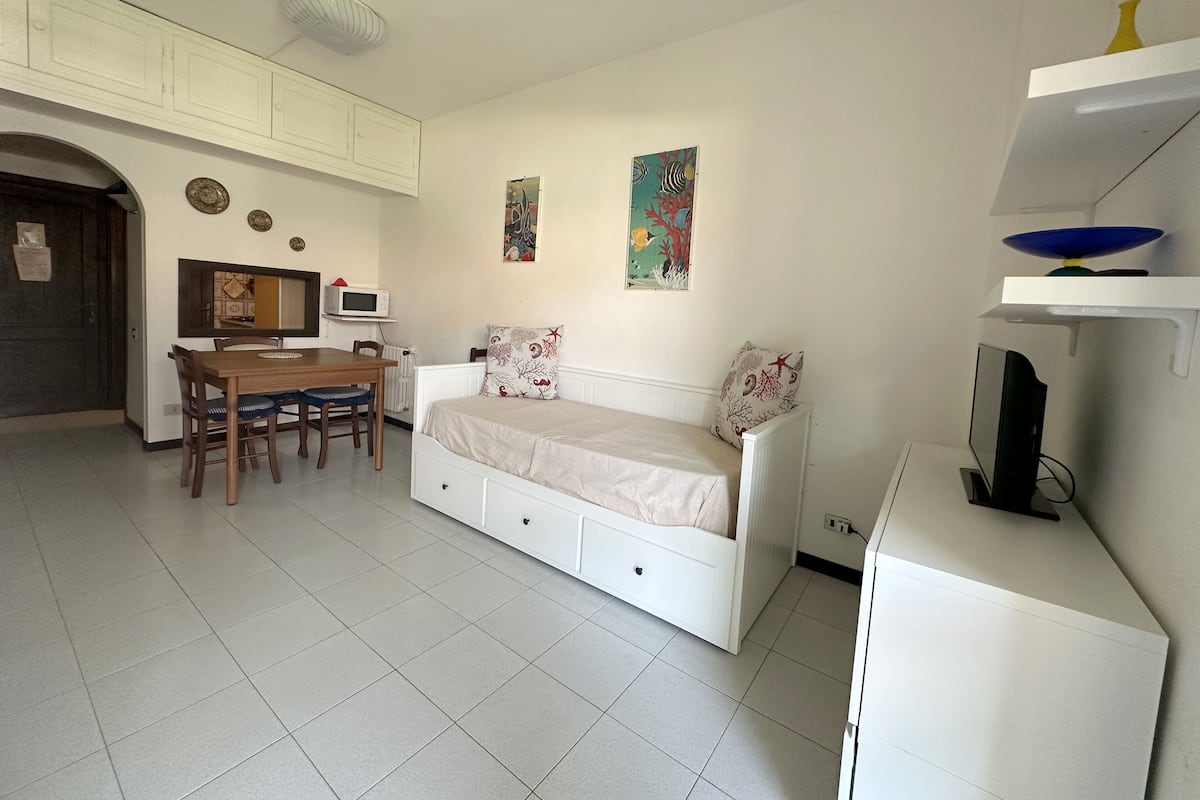 Classic Studio | Living area | Flat-screen TV