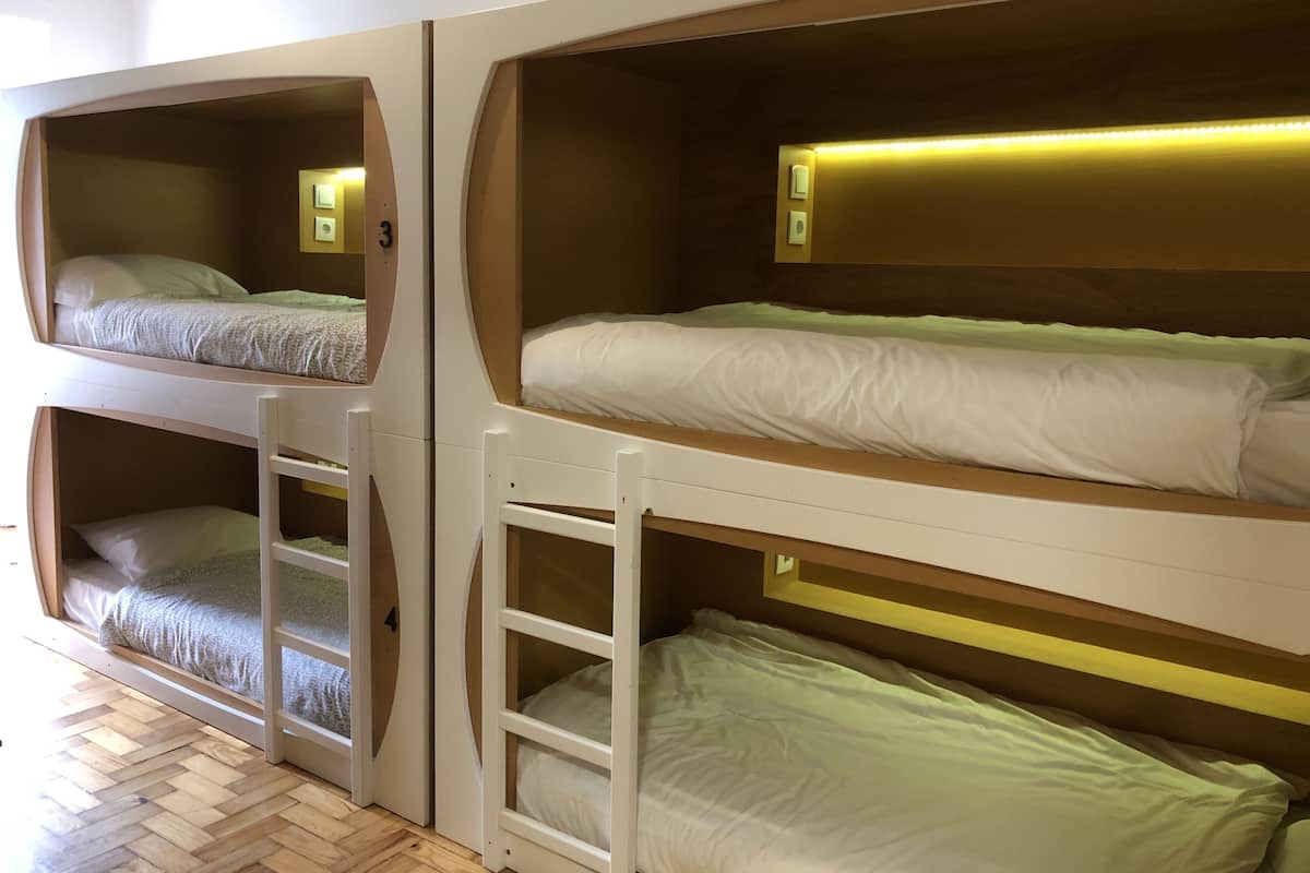 Bed in 6-Bed Dormitory with Balcony | 8 kamar tidur, tirai kedap cahaya, dan setrika/meja setrika