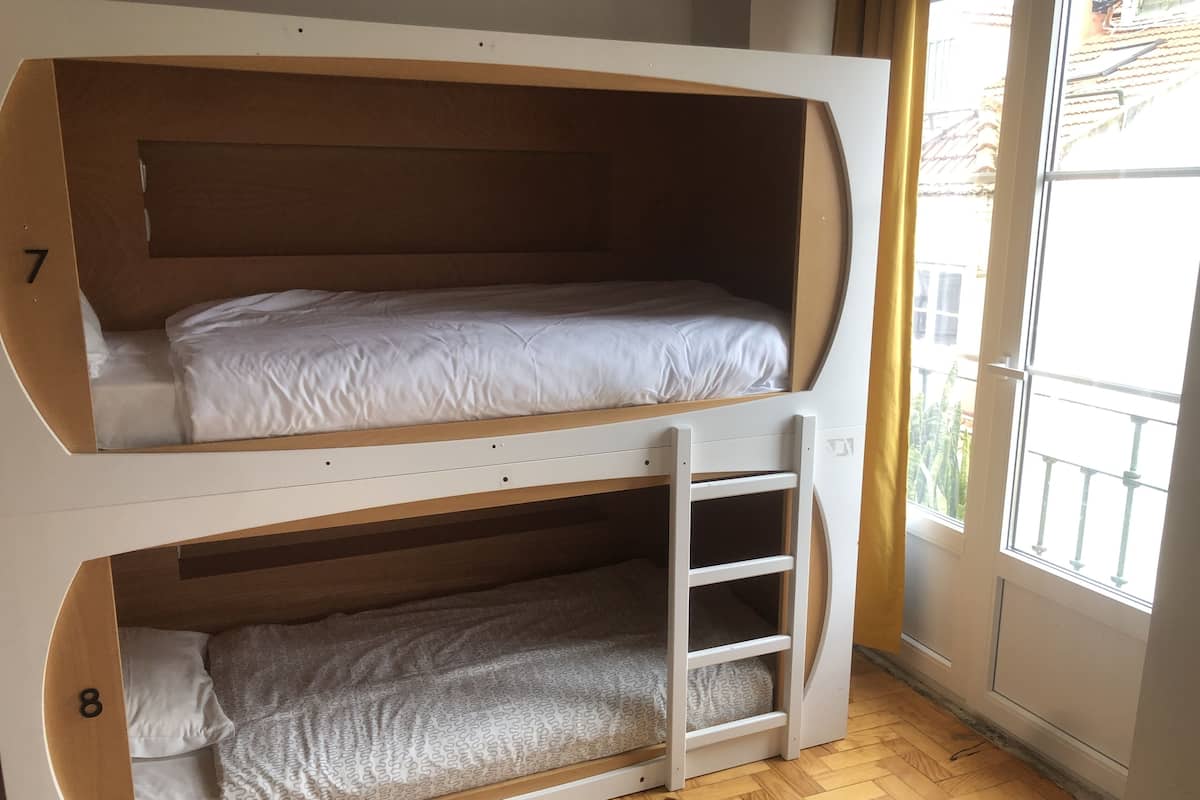 Asrama Umum (Bed in 8-Bed Dormitory with Balcony) | 8 kamar tidur, tirai kedap cahaya, dan setrika/meja setrika