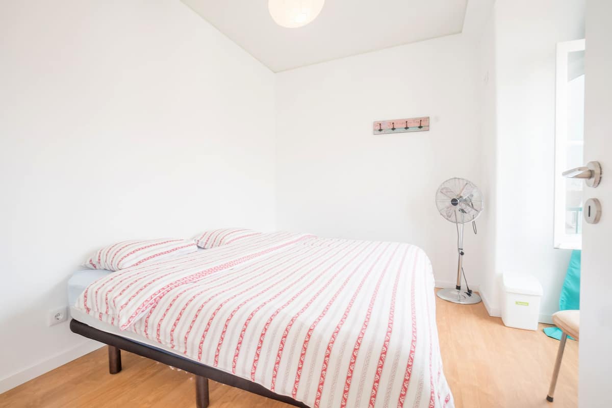 Kamar Double Klasik, kamar mandi umum | 8 kamar tidur, tirai kedap cahaya, dan setrika/meja setrika