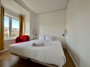 Habitación superior con 1 cama matrimonial o 2 individuales, baño privado, vista a la ciudad | 8 habitaciones, cortinas blackout y tabla de planchar con plancha 
