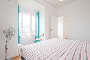 Classic Double Room, Shared Bathroom | 8 bilik tidur, langsir/tirai gelap terus, seterika/papan seterika 