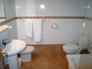 Artículos de higiene personal gratuitos, secador de pelo, bidé y toallas