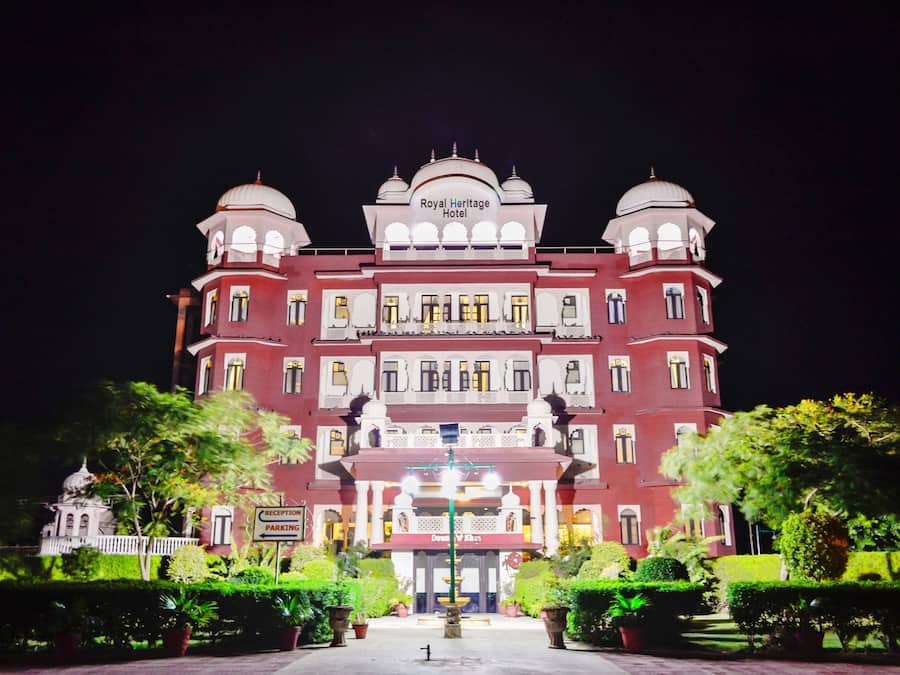 Fachada de la propiedad por la tarde o noche