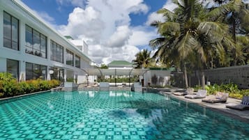 Hồ bơi ngoài trời, ghế dài tắm nắng