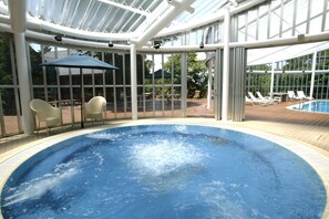 Piscina coperta, piscina all'aperto