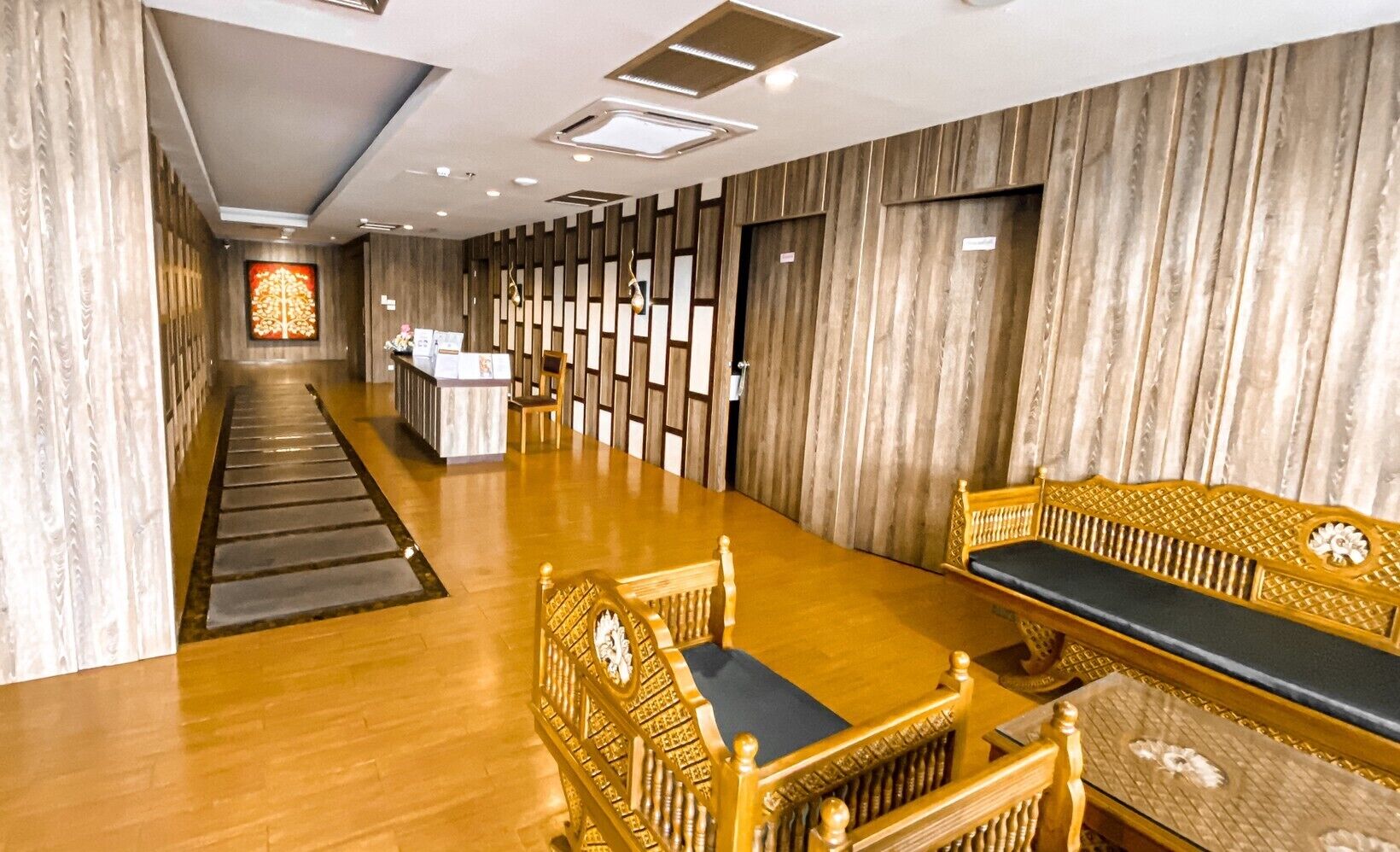 Deep-tissue massages, Thai massages