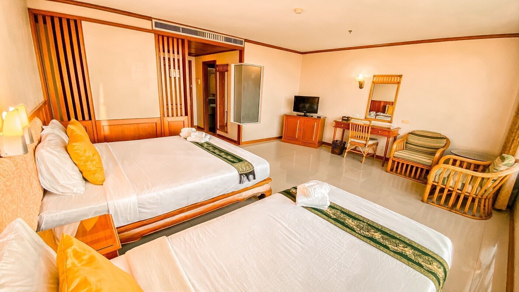 Select Comfort beds, in-room safe, desk, blackout drapes
