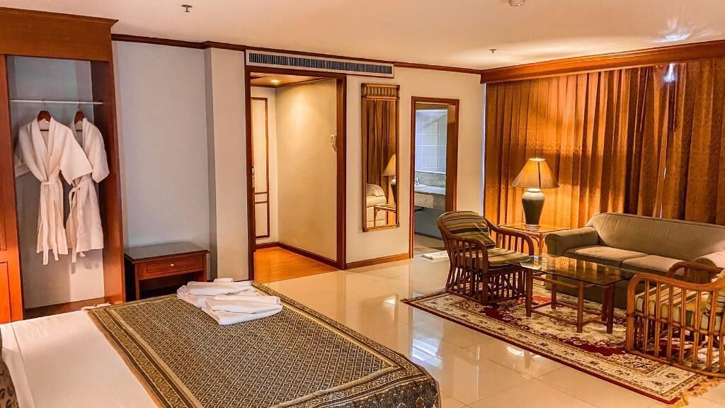 Select Comfort beds, in-room safe, desk, blackout curtains