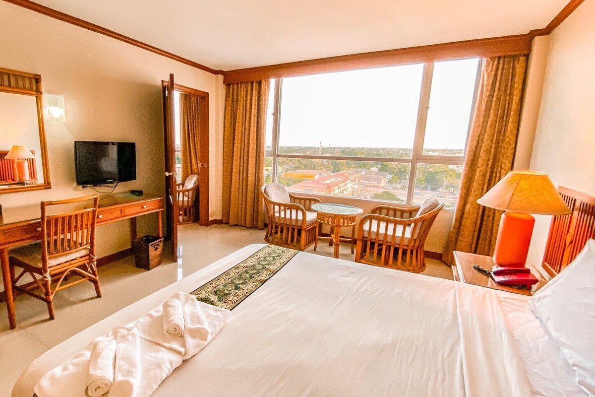 Select Comfort beds, in-room safe, desk, blackout curtains