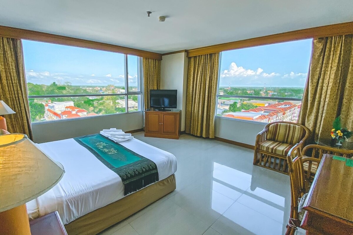 Select Comfort beds, in-room safe, desk, blackout curtains