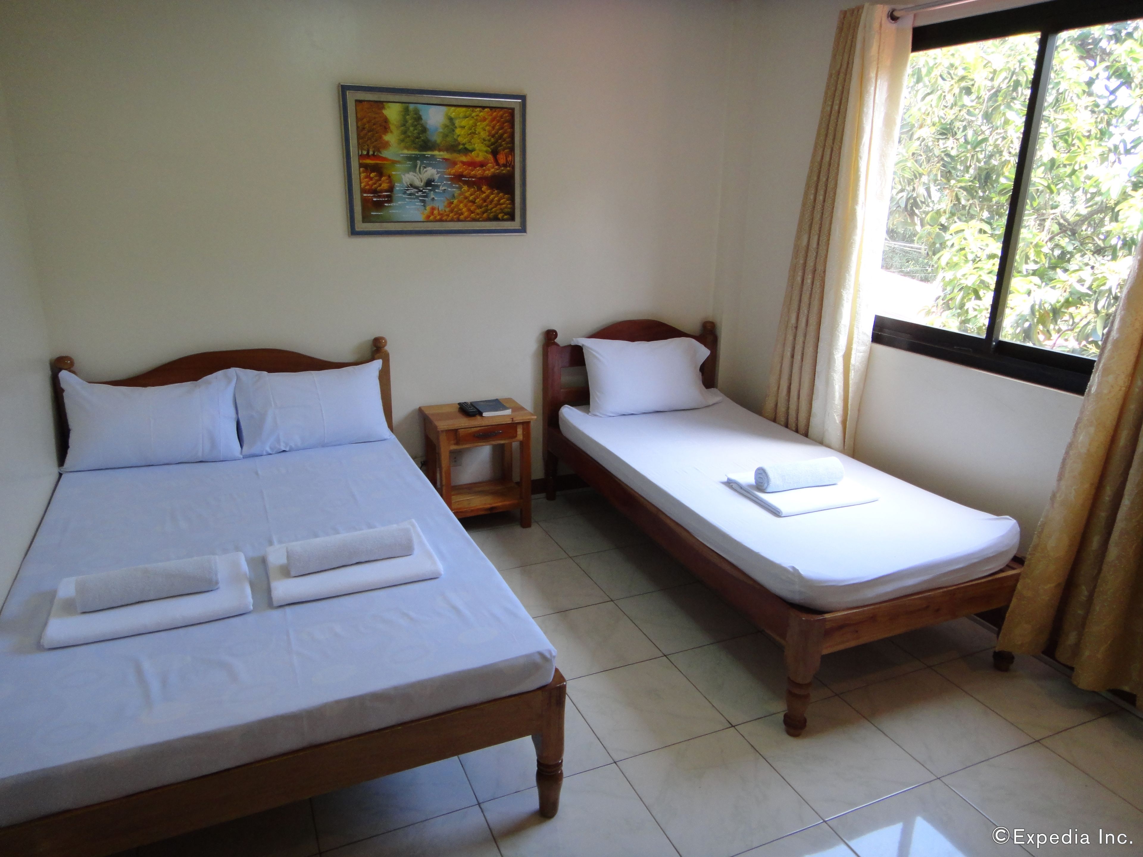 Triple Room | Desk, WiFi (free), bed sheets