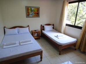 Driepersoonskamer | Een bureau, gratis wifi, beddengoed