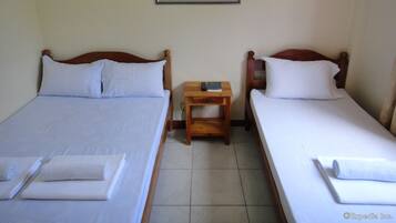 Triple Room | Desk, WiFi (free), bed sheets