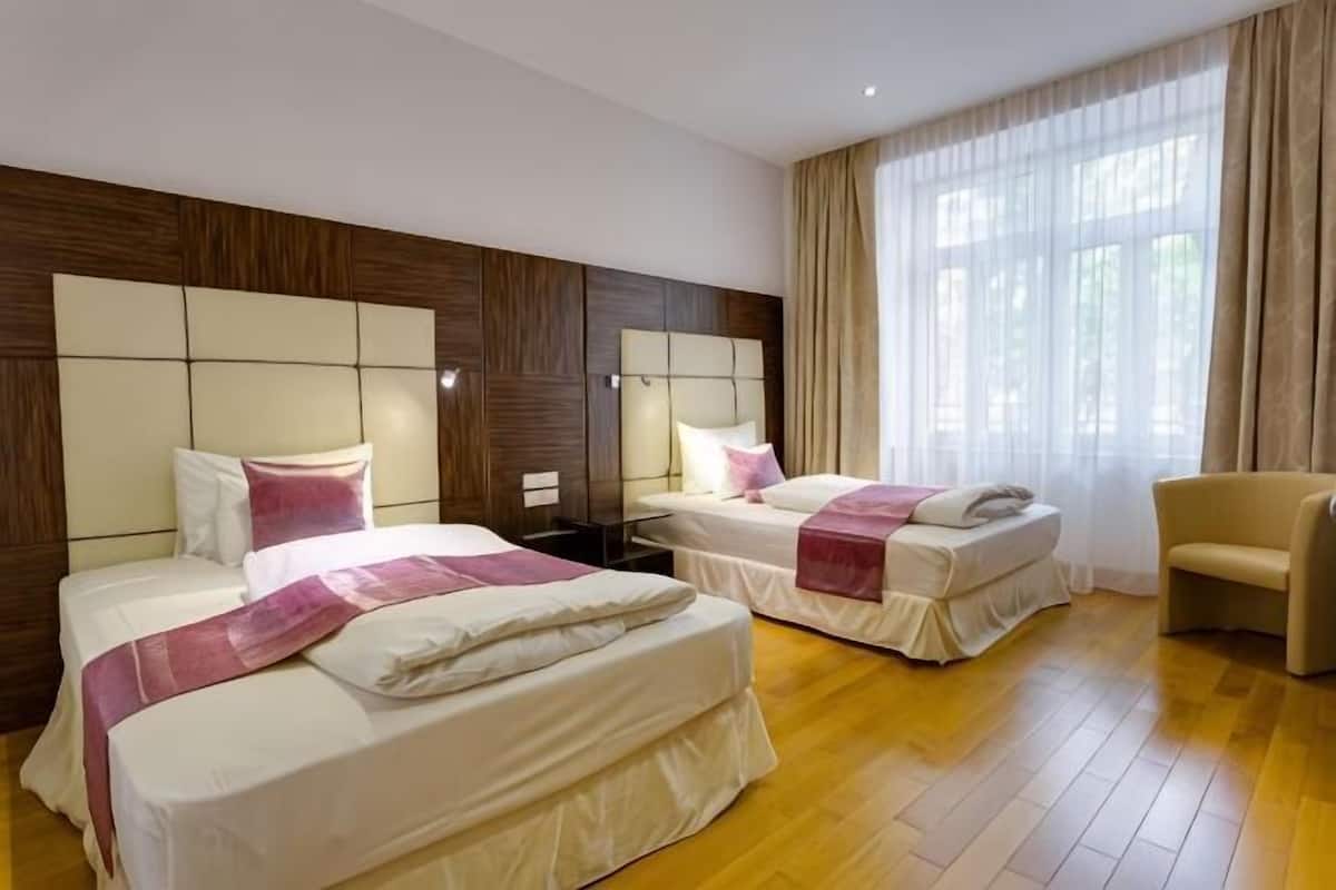Premium bedding, in-room safe, laptop workspace, blackout drapes