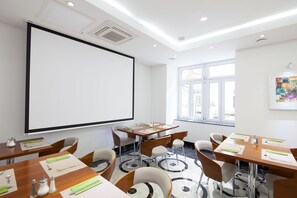 Daily buffet breakfast (EUR 18 per person) - Best Western Plus Hotel Arcadia (Vienna)