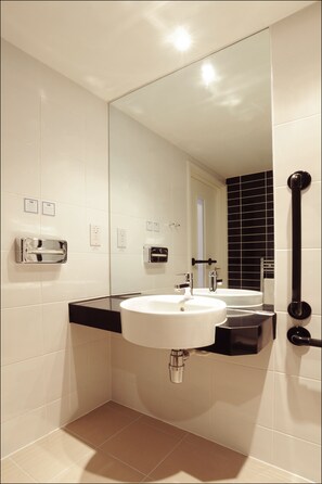 Shower, eco-friendly toiletries, hair dryer, towels - Holiday Inn Express Birmingham - Snow Hill by IHG (Birmingham)