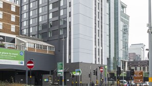 Ein hohes Hotelgebäude mit modernem Design, erkennbar an der gut sichtbaren Beschilderung für Hilton Hotels.