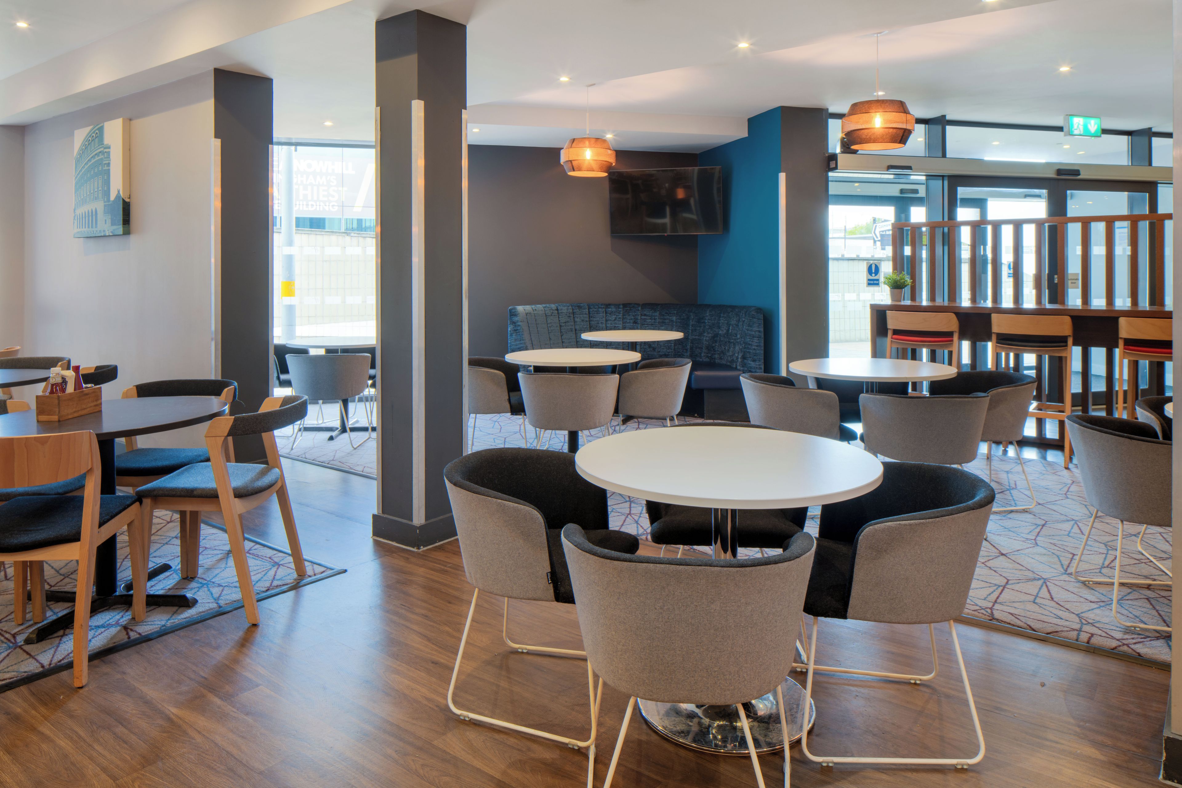 Lobby-lounge
